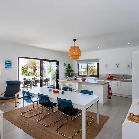 Villa Remarkable 5-bed In Playa Blanca